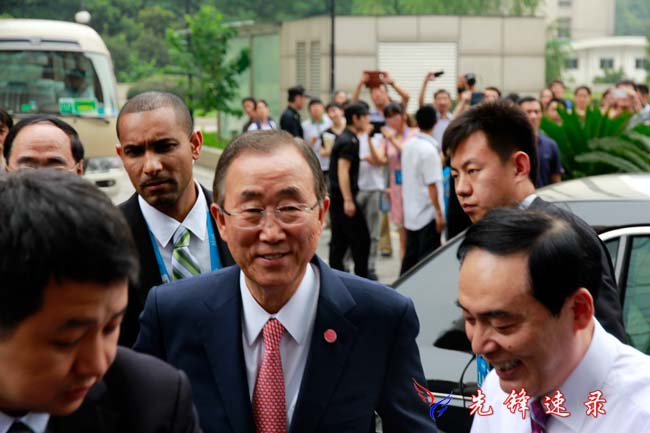 潘基文抵達(dá)會(huì)場(chǎng)